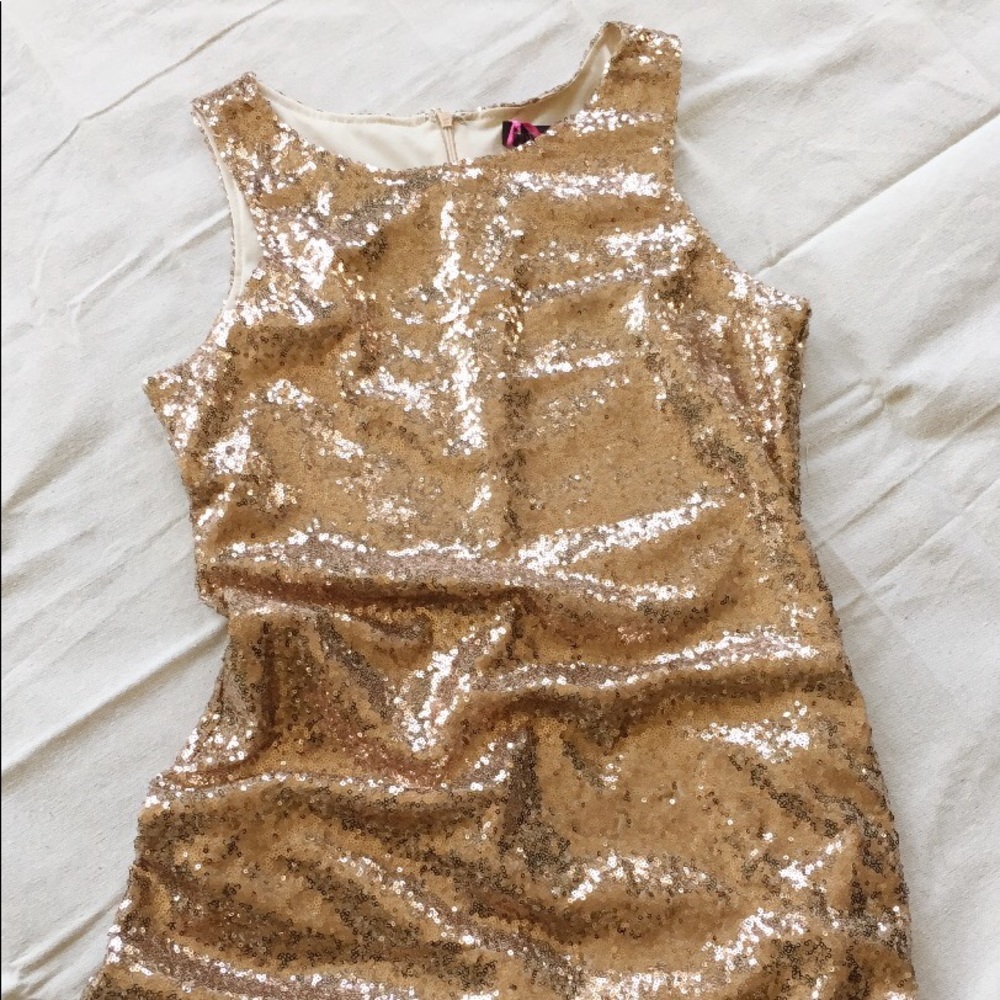 Knee-length gold sequins tank dress